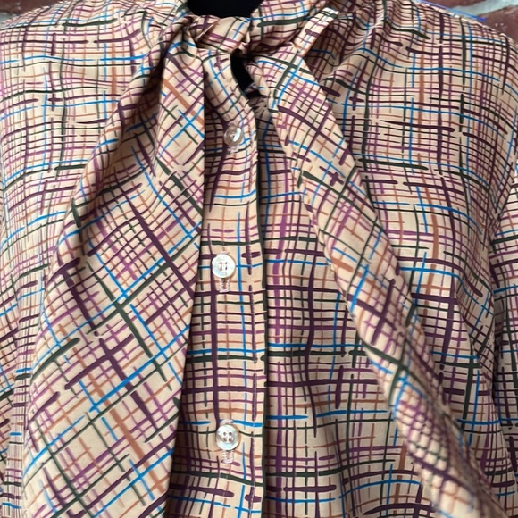 EUC Vintage HALSTON III polyester blouse. Button down with tie at neck. Size 10 - Picture 4 of 10